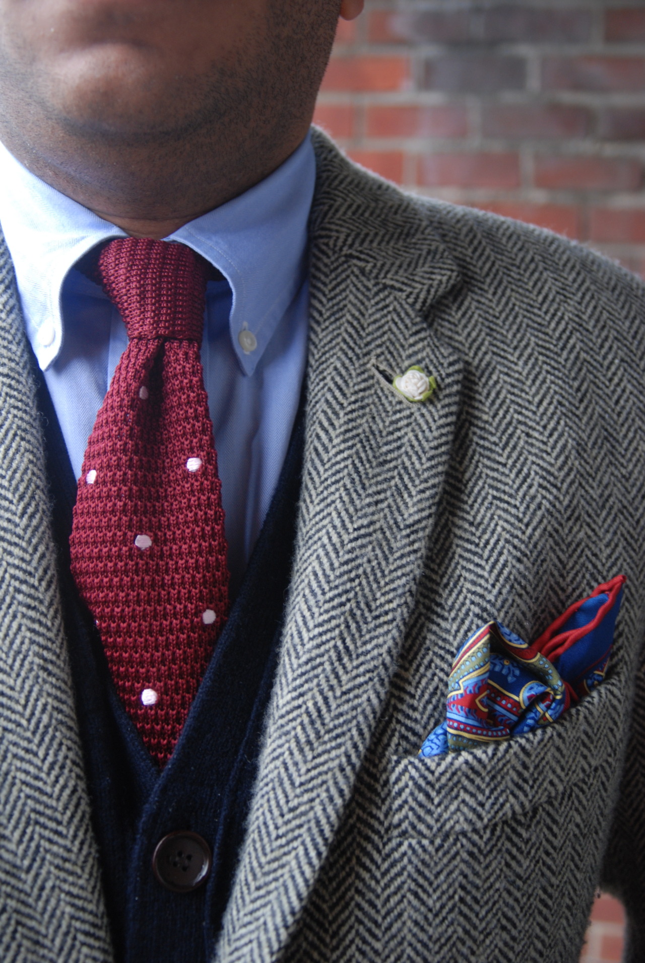 red-knitted-tie-white-lapel-pin-tweed-jacket-pocket-square-men-blue-shirt-style