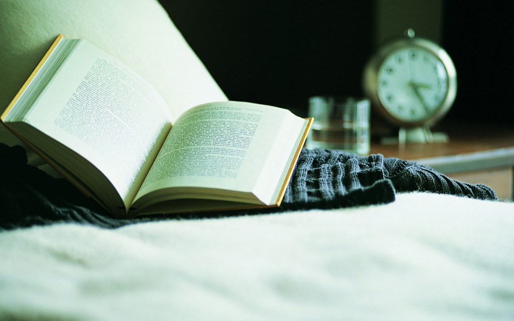 book_bed_alarm_clock_reading_39622_2560x1600-1